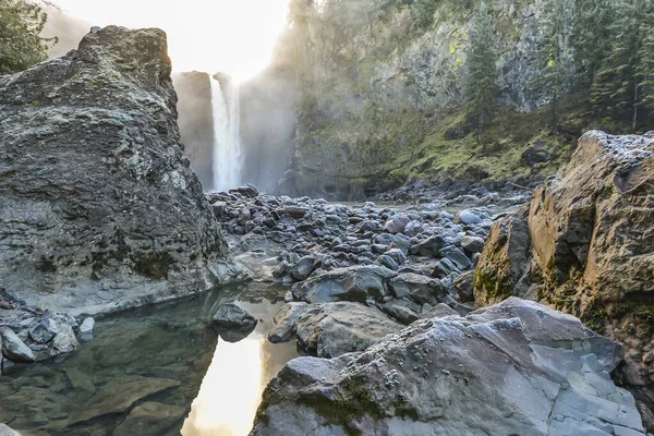 Vacker Utsikt Över Snoqualmie Faller Med Gyllene Dimma När Soluppgången — Stockfoto