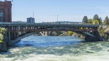 Güneşli bir günde Riverfront Park 'taki çelik köprü, Spokane, Washington, ABD.