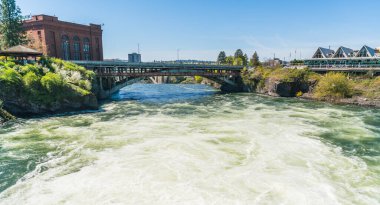 Güneşli bir günde Riverfront Park 'taki çelik köprü, Spokane, Washington, ABD.