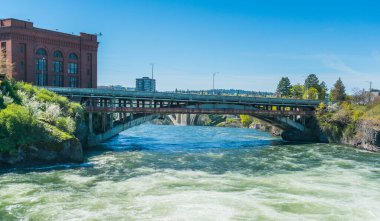 Güneşli bir günde Riverfront Park 'taki çelik köprü, Spokane, Washington, ABD.