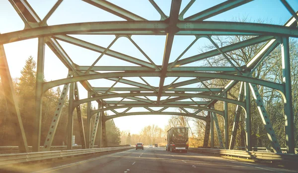 Escena Una Gran Unidad Camión Carretera Con Estructura Puente Acero —  Fotos de Stock