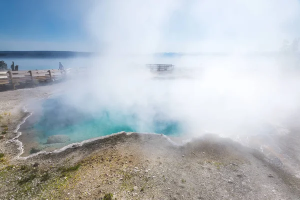 Blue Geyser Pool Vid Yellowstone Lake Yellowstone National Park Wyoming — Stockfoto