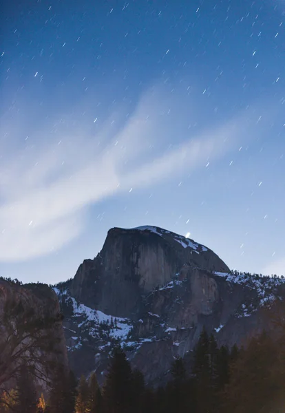 Scéna Půlkopule Oblohou Noci Před Úplňkem Yosemitském Národním Parku Kalifornie — Stock fotografie