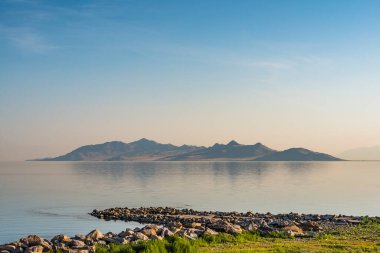 Sabahları büyük tuz gölü manzarası, Utah, ABD.