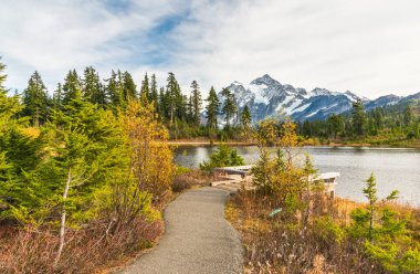 Shuksan dağının manzarası gölde ve gün batımında Whatcom County, Washington, ABD.
