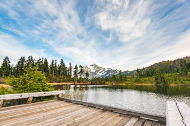 Shuksan dağının manzarası gölde ve gün batımında Whatcom County, Washington, ABD.