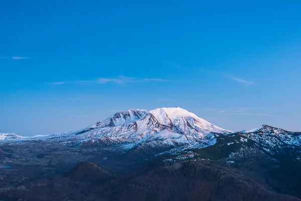 Malowniczy Widok Wzgórze Helens Śniegiem Pokrytym Zimą Zachodzie Słońca Mount — Zdjęcie stockowe