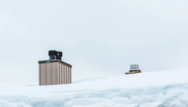スキー場のレストランの屋根の上の雪 — ストック写真