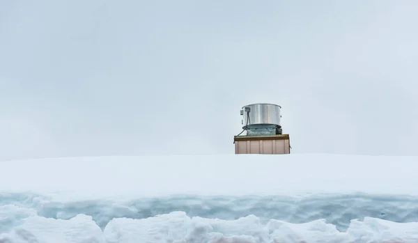Сніг Даху Водосховища Гірськолижному Курорті — стокове фото