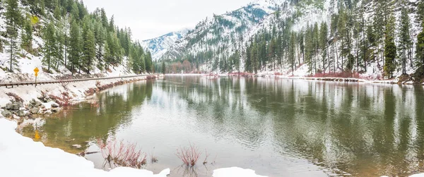 Kışın gölde yansıyan kar dağı..
