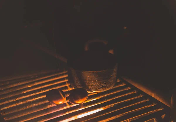 Edelstahl Bbq Grill Über Lagerfeuer Auf Dem Zeltplatz Der Nacht — Stockfoto