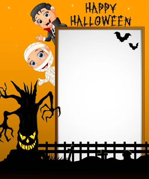 Cartel de Halloween con la pequeña momia y el niño pequeño Drácula mientras agita la mano y el árbol aterrador — Vector de stock