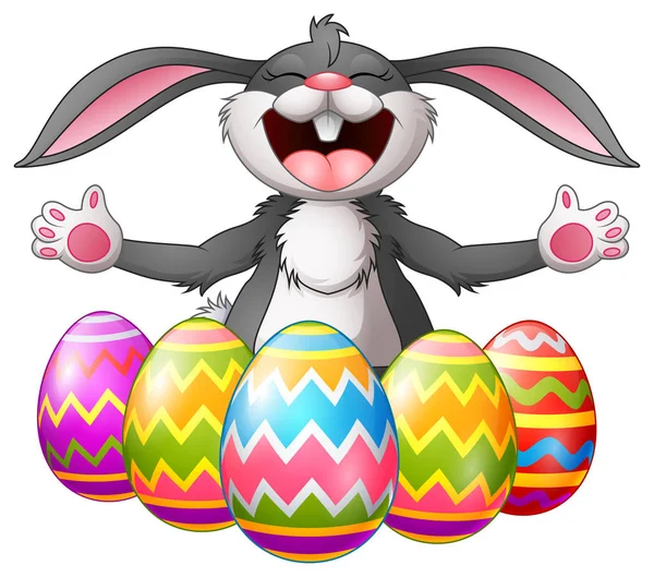Conejo de dibujos animados riendo con cinco huevos de Pascua decorados — Vector de stock