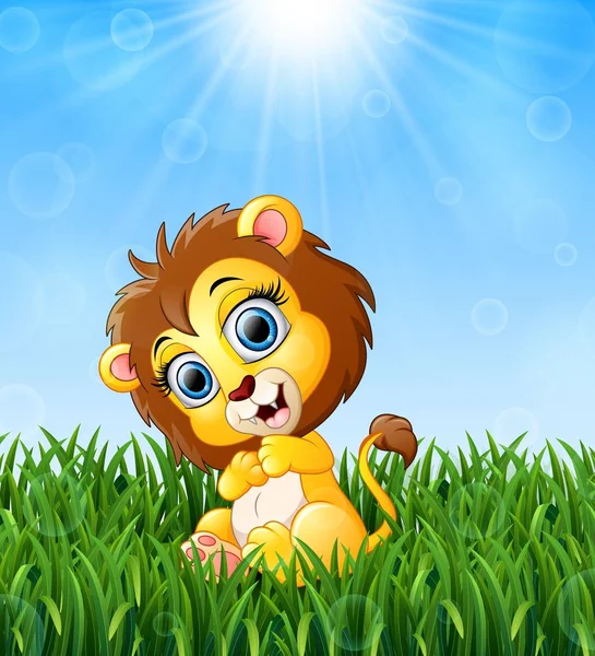 León bebé de dibujos animados sentado en la hierba sobre un fondo de sol brillante — Vector de stock