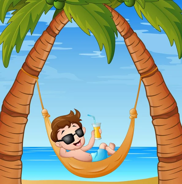Pequeño niño de la historieta que relaja en la playa de la hamaca con un cóctel que bebe — Vector de stock
