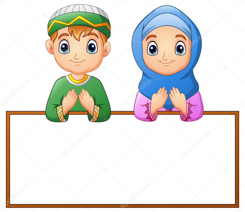 Enfant de couple musulman prier avec signe vierge Image Enfant de couple musulman prier avec signe vierge Image