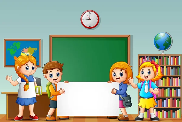 Crianças da escola dos desenhos animados com sinal em branco em uma sala de aula — Vetor de Stock