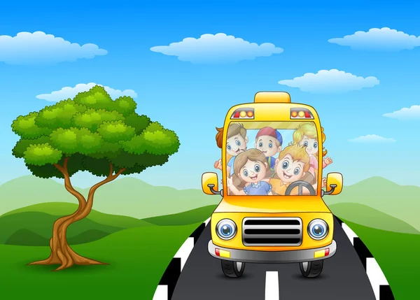 Niños felices viajando en autobús escolar — Vector de stock