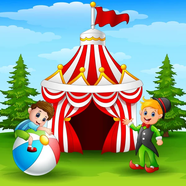 Netter Junge auf buntem Ball und Elfe winkt Hand auf dem Zirkuszelt Hintergrund — Stockvektor