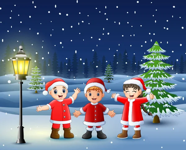 在雪山上穿着圣诞老人服装的快乐孩子的矢量插图 — 图库矢量图片