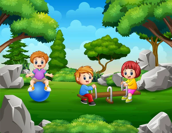 Dos adorables hijos estudiando la mariquita en el patio — Archivo