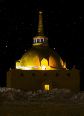 Budist stupa yıldızların ışığında uzlaşma.