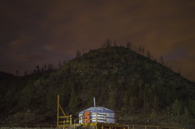 Gökyüzü ışık altında Buryat Yurt.