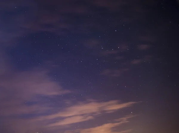 Όμορφα αστέρια στον σκοτεινό ουρανό. — Φωτογραφία Αρχείου