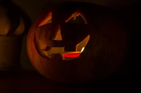 Ijesztő, hátborzongató tök Halloween vár. — Stock Fotó