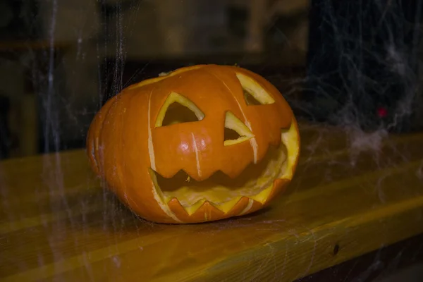 Miedo, calabaza espeluznante esperando Halloween . — Foto de Stock