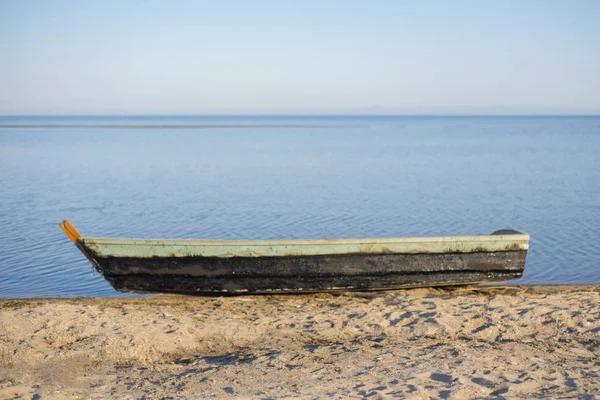 Bateau de pêche est sur la rive du lac Baïkal . — Photo