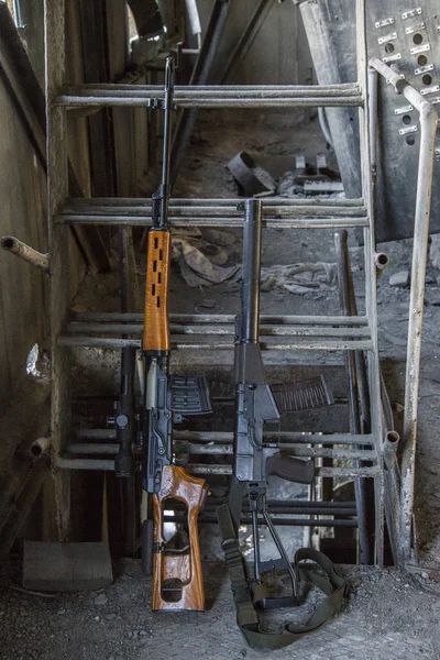 階段のそばに狙撃銃 Svd と「シャフト」のマシン. — ストック写真