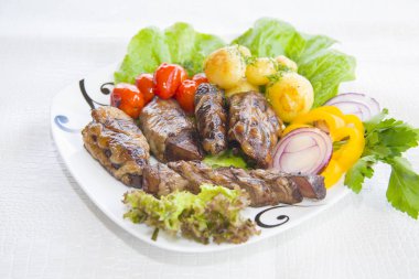 Sebzeli gömlekli bir koyun karaciğer kızarmış.