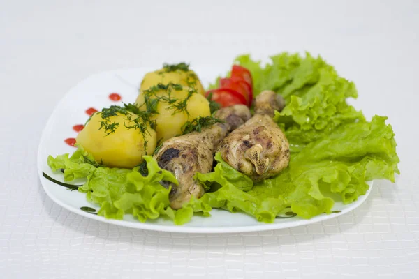 Gambe di pollo cotte con patate fresche . — Foto Stock