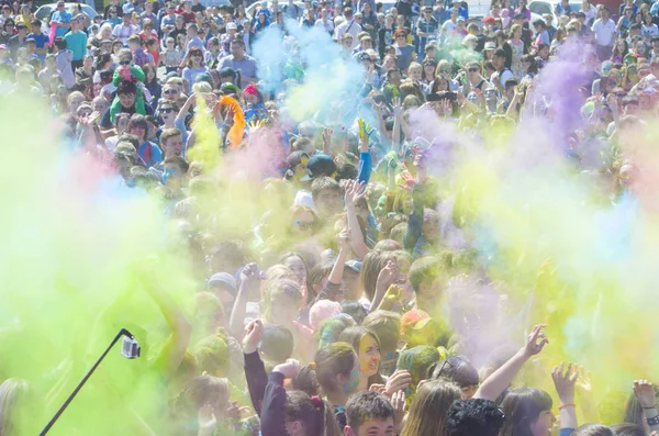 Ulan-Ude, Oroszország-május 31-ig: az indiai fesztivál a színek "Holi" — Stock Fotó