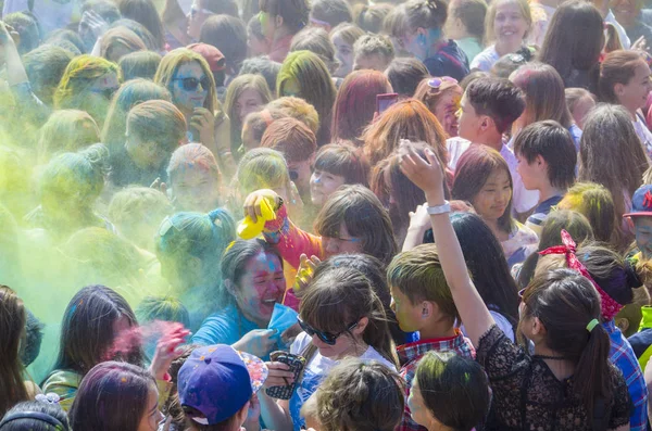 Ulan-Ude, Oroszország-május 31-ig: az indiai fesztivál a színek "Holi" — Stock Fotó