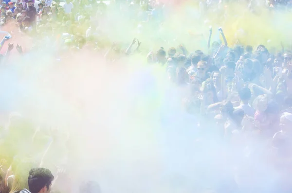 Ulan-Ude, Oroszország-május 31-ig: az indiai fesztivál a színek "Holi" — Stock Fotó