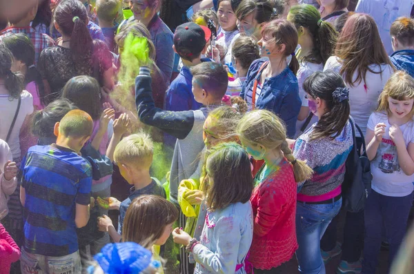 Ulan-Ude, Oroszország-május 31-ig: az indiai fesztivál a színek "Holi" — Stock Fotó