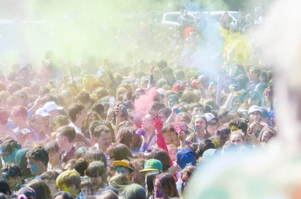 Ulan-Ude, Rusland-31 mei: de Indian Festival van kleuren "Holi" — Stockfoto