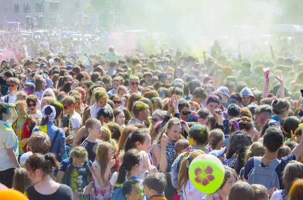 Ulan-Ude, Rusland-31 mei: de Indian Festival van kleuren "Holi" — Stockfoto