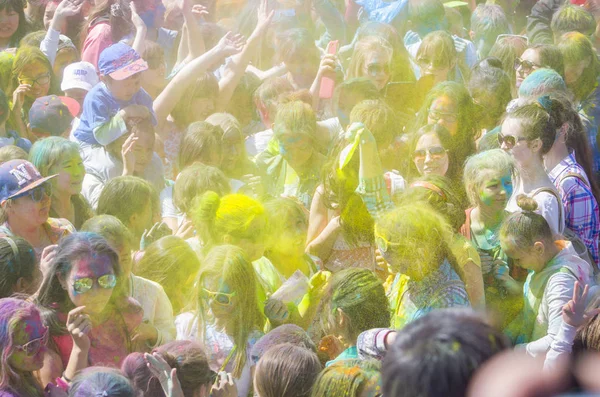 Ulan-Ude, Federacja Rosyjska-31 maja: Festiwal Indian kolorów "Holi" — Zdjęcie stockowe