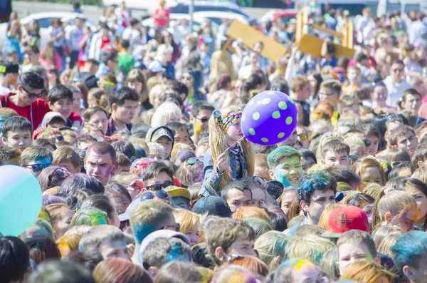 Ulan-Ude, Rusland-31 mei: de Indian Festival van kleuren "Holi" — Stockfoto