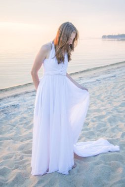 güzel kız Sahilde yürüyüş.