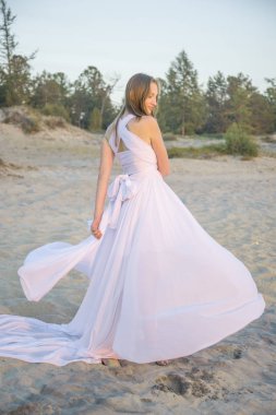 Sahilde dans güzel kız.