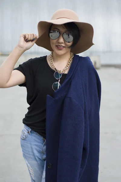 La chica de apariencia asiática demuestra una nueva tendencia en las fas — Foto de Stock