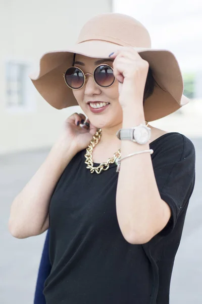 La chica de apariencia asiática demuestra una nueva tendencia en las fas — Foto de Stock