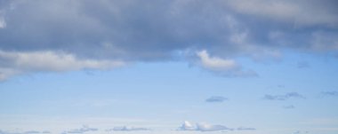 Güzel ilahi manzara. Gökyüzünde bulutlar float.