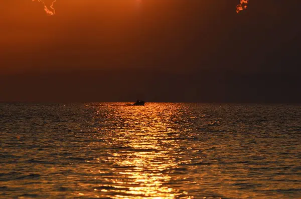 Superbe coucher de soleil sur le lac Baïkal . — Photo