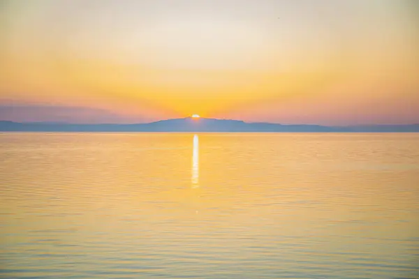 Superbe coucher de soleil sur le lac Baïkal . — Photo