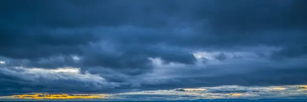 Langit dicat dengan nuansa merah terang . — Stok Foto